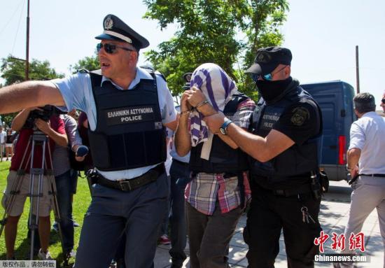 8名土耳其军官虽申请政治庇护，但仍被指控“非法入境”出席法庭审判。