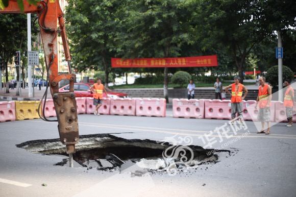 施工人员开始为修补路面做清理工作。记者 李裕锟 摄