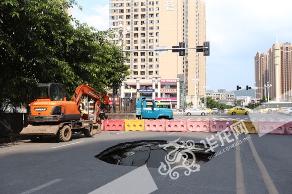 挖掘机等修补设备已进入现场。记者 李裕锟 摄