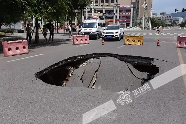 重庆南岸弹子石一路段路面突然垮塌，出现一个