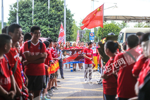 重庆力帆球迷在机场迎接重庆力帆新外援。 记者 罗嘉 摄