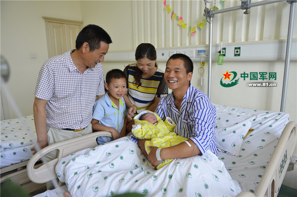 姚道祥和家人分享自己的喜悦。崔张毅 摄