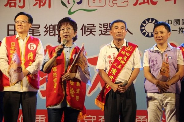 　　洪秀柱（左二）批蔡英文德不配位。（图片来源：台湾《联合报》）