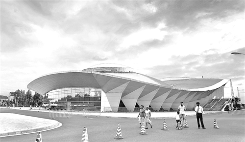 右图 金山体育馆。 唐莉苹摄