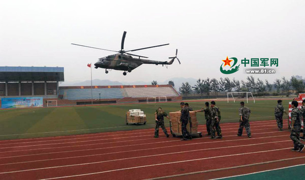 第54集团军某陆航团救援组转战河北涉县空投救灾物资