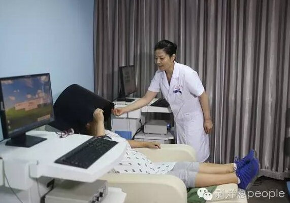 　　7月22日，唐山255医院的灾害心理危机干预救助中心，董惠娟演示心理干预疗法。新京报记者 侯少卿 摄