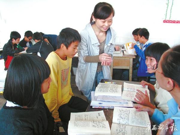 杨富琼老师与学生互动。