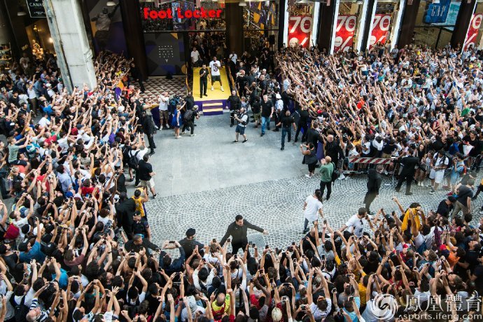 不能更帅!科比欧洲行引爆全城 人气丝毫没有减