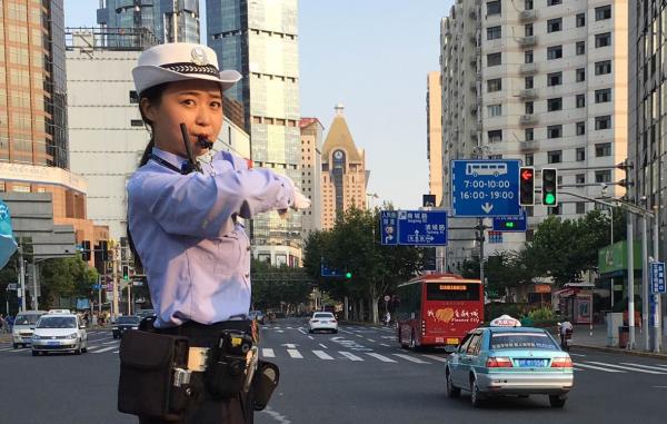 烈日下的上海女交警:为保持警容穿两件衣服,满