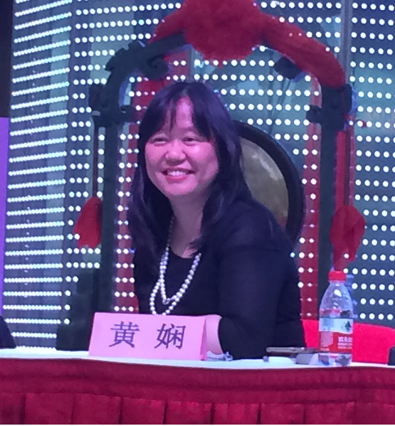 启行教育总经理兼财务负责人黄娴回答提问。本报记者 徐金忠摄