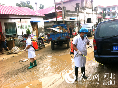 图为卫生防疫人员在石家庄市平山县岗南镇霍宾台村进行公共消毒。
