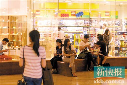 ■近期广州连续高温,不少市民为了避暑,纷纷走进各大商场吹空调。