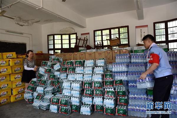 　　7月27日，湖北天门石河镇石河中学安置点，工作人员搬运瓶装饮用水。