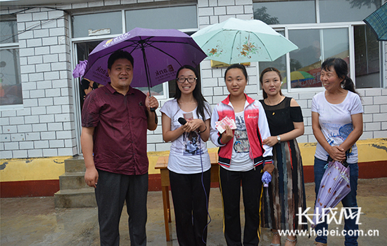 　　京津冀民建爱心会员赴保定贫困山区帮扶慰问。