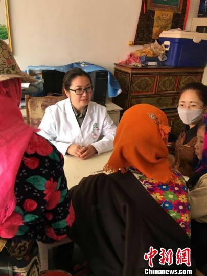 孙健在西藏申扎进行医疗援藏。　第85医院提供　摄