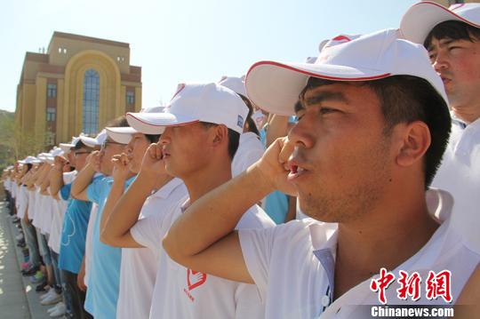 出征仪式上，大学生志愿者进行集体宣誓。　戚亚平 摄