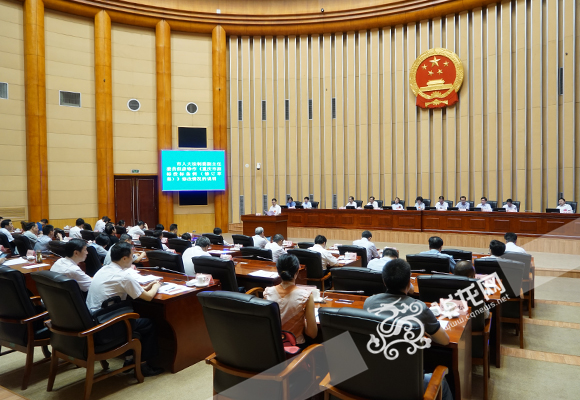 今（29）日，重庆市四届人大常委会第二十七次会议第三次全体会议举行。 首席记者 徐焱 摄