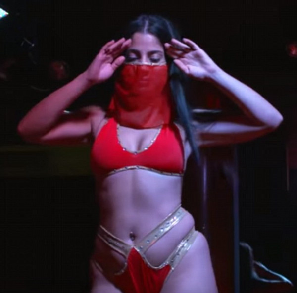 在成为应召女郎和成人女星前，阿里首次以舞者身份出现在成人娱乐行业中。（网页截图）