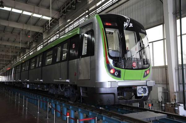 北京首条8a线地铁列车青岛造