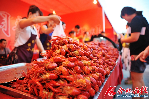 7月29日晚,华盛bbb612016第15届中国(合肥)龙虾节饕餮盛宴在华盛bbb