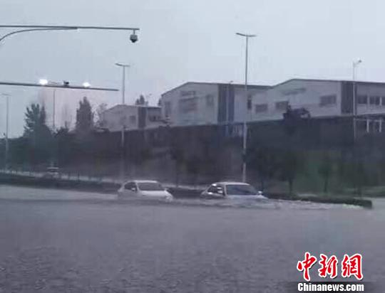 图为突降暴雨，车辆在水中行驶。　网友提供摄