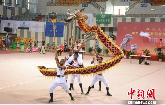 来自徐州工程学院的留学生舞龙舞狮队第一个出场。　朱志庚　摄
