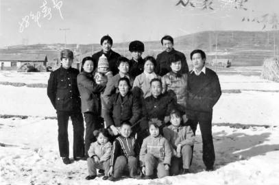 　　1988年春节，在农村老家房前田地里照的全家福，当年父母50多岁。后二排左一为作者，后一排右一为大姐夫，后二排右二为大姐