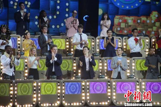 第15届“汉语桥”决赛第三场开考 选手嗨唱最炫民族风