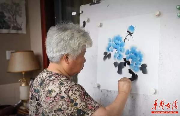 长沙吴娭毑62岁始学国画 8年后自开网店义卖