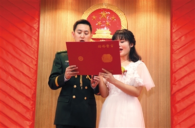 八一,他们戎装宣读结婚誓言