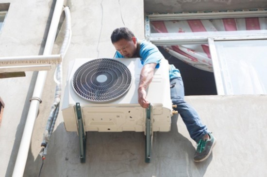 空调安装旺季来临 苏宁500名员工开私家车驰援