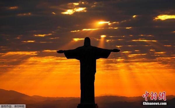 当地时间8月2日,巴西里约热内卢耶稣山在晨曦的照耀下尽显拉美风情。