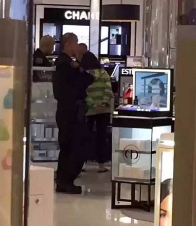 洛杉矶国际机场的工作人员拍摄44岁女游客梁琦（Liang, Qi，译音）被逮捕的画面。（图片来自网络）