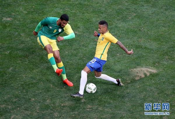 足球 男子小组赛:巴西0比0战平南非(高清组图)