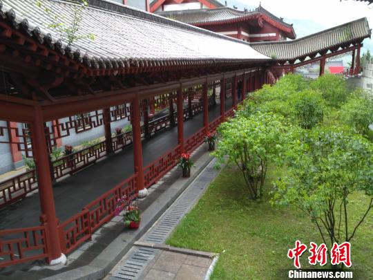 普寿寺始建于北宋,北倚北台顶,南近大白塔,位于五峰怀抱之中。1991年,住持如瑞法师(现任五台山女子佛学院院长)带领数十位女僧,白手起家,重建寺庙,并开设佛学院。 范丽芳 摄