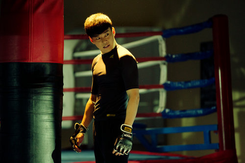 《灭罪师》热播 演员安圣浩健硕身材抢镜