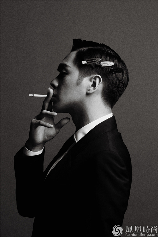 日前,张若昀的一组写真大片曝光,与以往张若昀时尚潮男的写真风格不同,大片以极致的黑白色调为主题,张若昀眼神深邃,表情充满戏剧感染力,一身嬉皮绅士风西装魅力尽显,点燃的香烟袅袅,增添几分魅惑,有趣的是张若昀短发上的发卡,不但不失和谐,更是让其具备了不同于传统概念绅士的别致幽默气质。