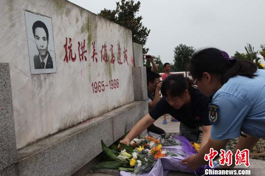 图为，抗洪英雄高建成烈士亲属祭扫烈士墓 张欢 摄