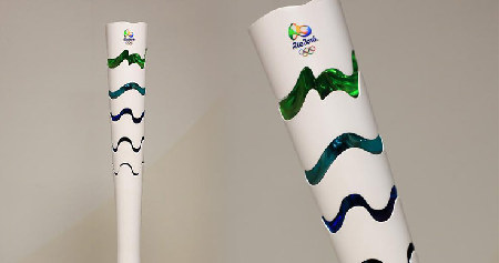 巴西大学生从奥运火炬掘金 请游客与火炬合影