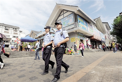 昨日,民警在石柱县黄水镇街头步巡.