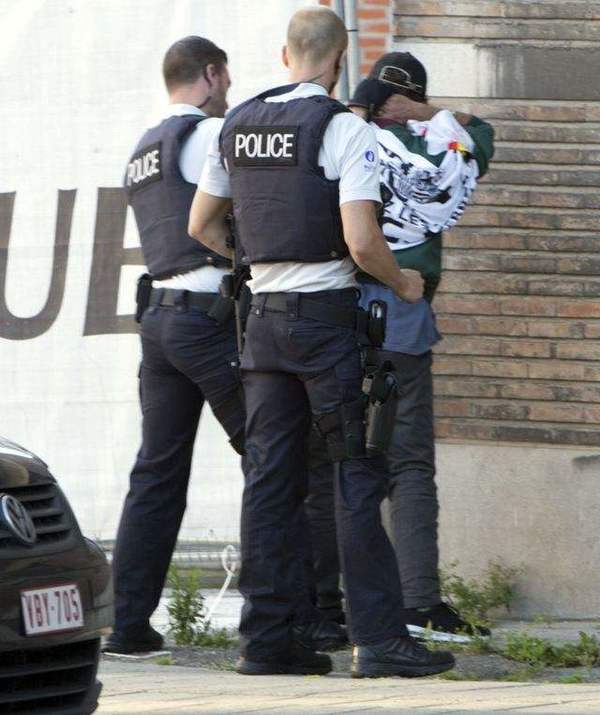 警察对一名男子进行搜身检查.