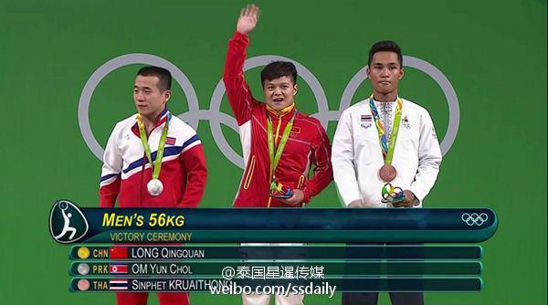 泰国运动员辛碧(右一)，中国选手龙清泉（中）获得该项目的金牌，同时也打破了世界纪录。