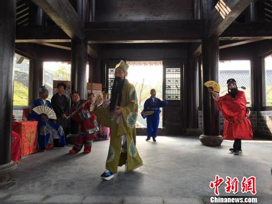 当地民间艺术团体表演和沈万三有关的剧目。 杨云 摄