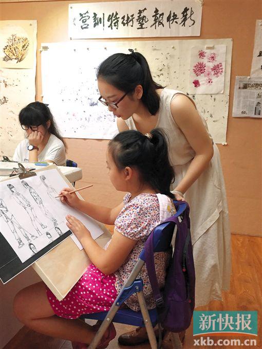 ■新快报“暑期艺术特训营”课堂上,老师在单对单教导学生。