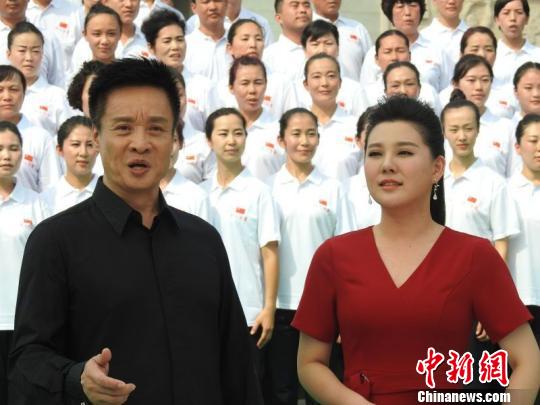 阎维文、王慕熙在山西刘胡兰纪念馆合唱《全心全意》