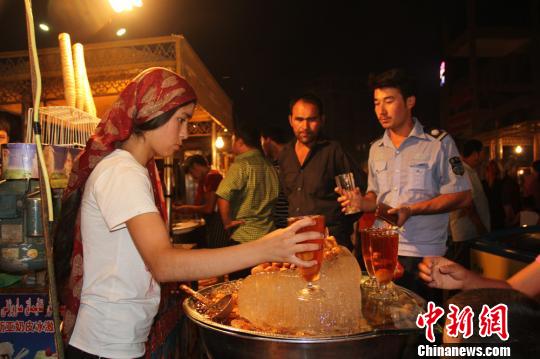 新疆巴楚夜市美食荟萃丝路风情浓郁