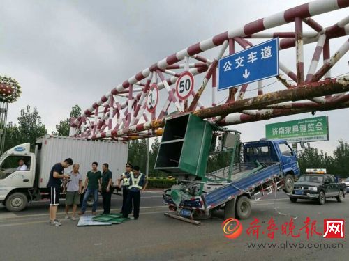 济南黄河大桥发生两起交通事故 几乎同时发生