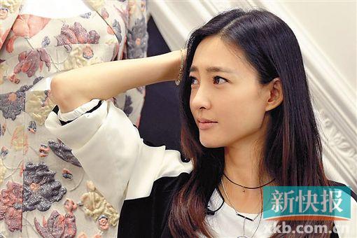 新快报讯 记者曾乐报道 明星时尚真人秀《我的新衣》目前陆续公布嘉宾阵容,继曝出范冰冰作为首期特邀嘉宾、林志玲作为常驻嘉宾之后,昨日节目组透露,素颜女神王丽坤加盟,这也是她首登时尚节目。 王丽坤一直以来给人的印象都是清新淡雅、随性灵动,虽然低调却凭着精湛的演技在演艺圈独树一帜,出演过不少经典角色,并拥有素颜女神的称号。不过,据悉,此次王丽坤参加《我的新衣》要玩突破,王丽坤将在12期节目中,根据完全不同的主题,与设计师联手展现不同的设计,也就意味着观众将见到她12种风格迥异的造型,感受王丽坤除了素颜