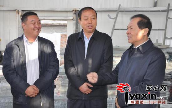 兵团党委副书记、司令员刘新齐（右）视察九天牧农合作社，与刘瑞国（左）和121团赵新民政委（中）在完成土建建设的鸡舍中交谈。