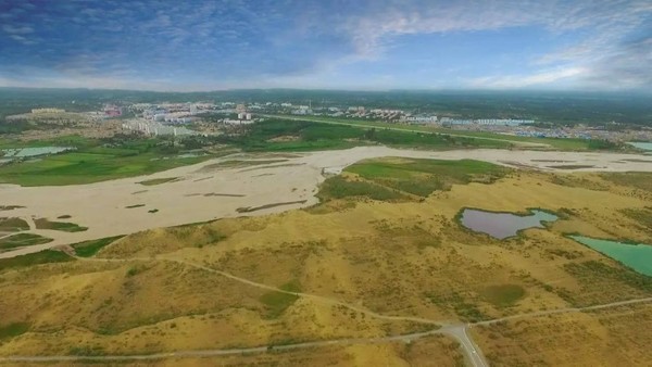 　　把治沙与经济发展、改善民生结合起来